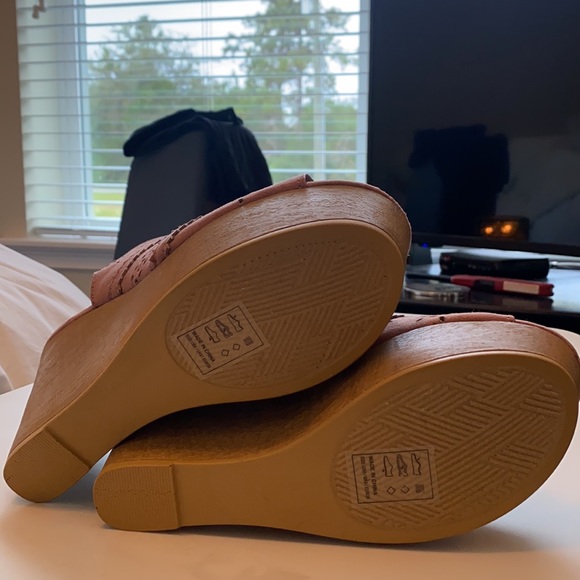 Qupid Cut-out Wedge - Picture 4 of 4